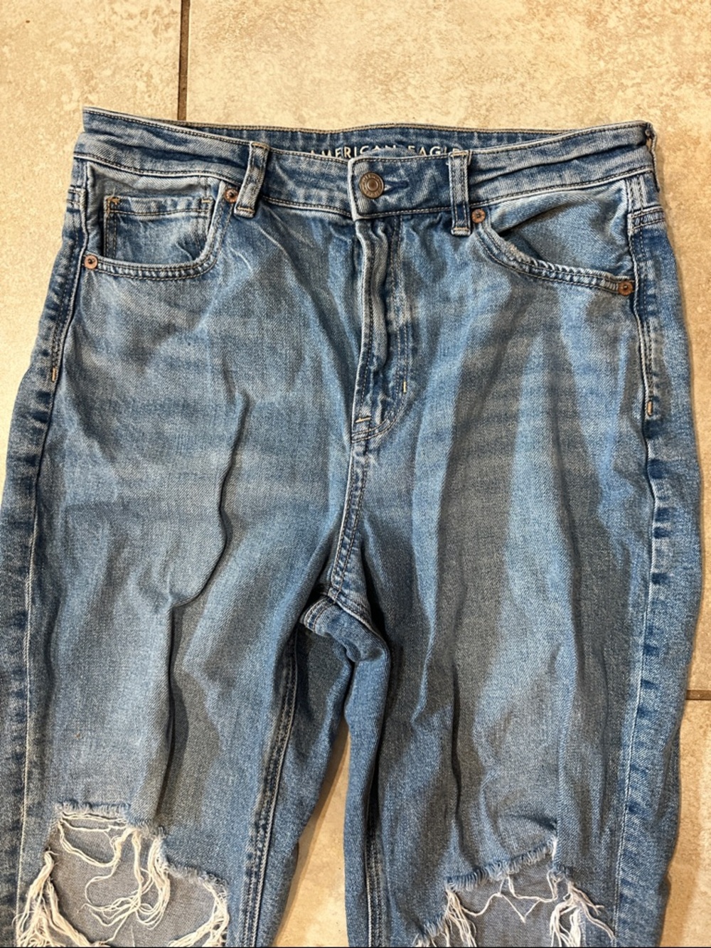 American Eagle Strigid Mom Jeans Destroyed Knees 10 Short Straight Leg Crop - Picture 7 of 9